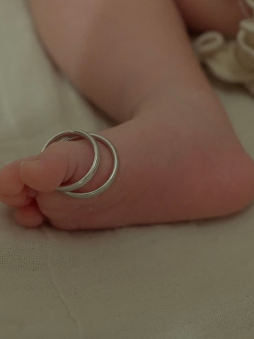 赤ちゃんの足に通した二つの指輪